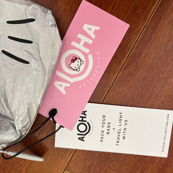 Aloha Collection• Supercute Edition Mini Pouch Hello KITTY FACE ON SILVER - Picture 10 of 12